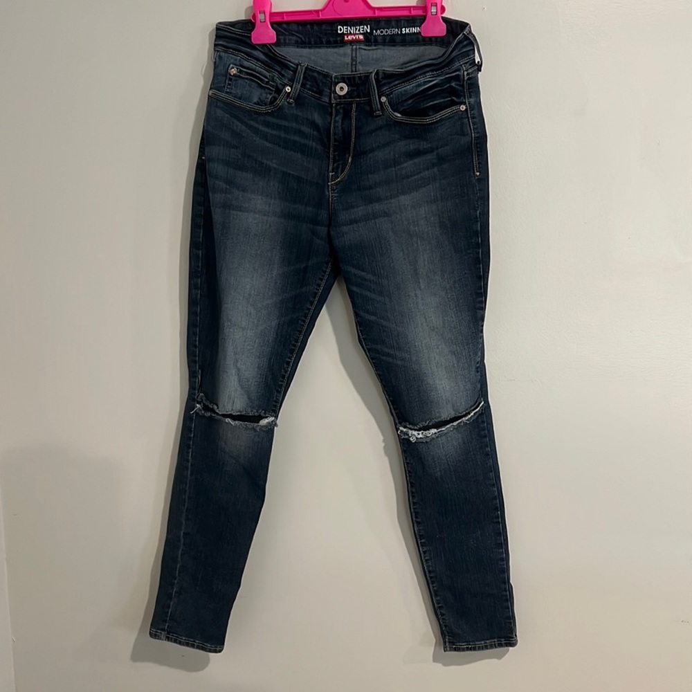 Stretch distressed skinny jeans